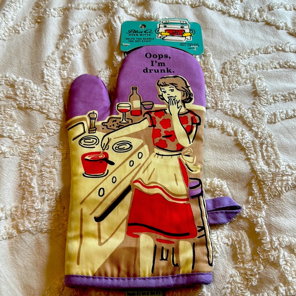 BNWT Red Wine Oven Mitt
